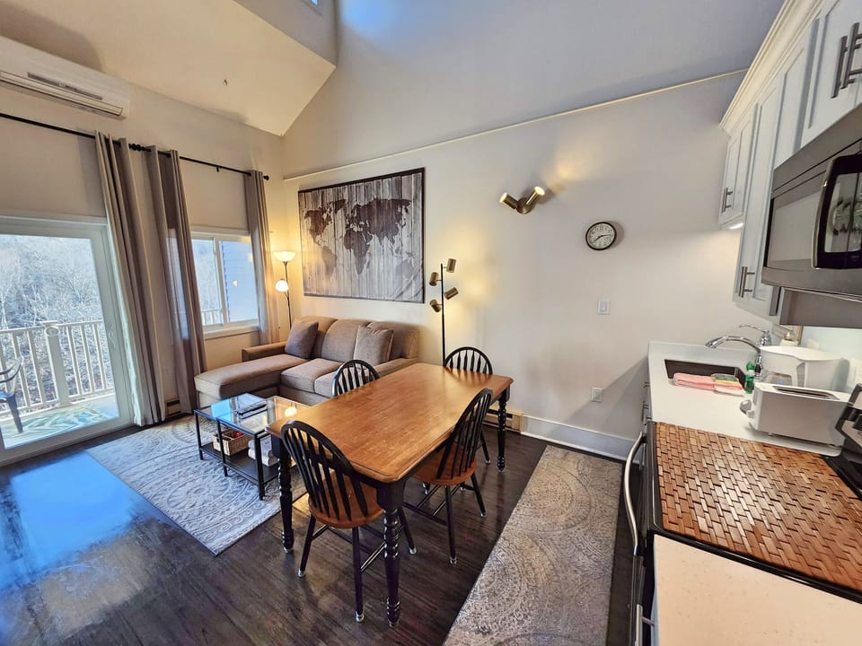 Kitchen/dining/living area