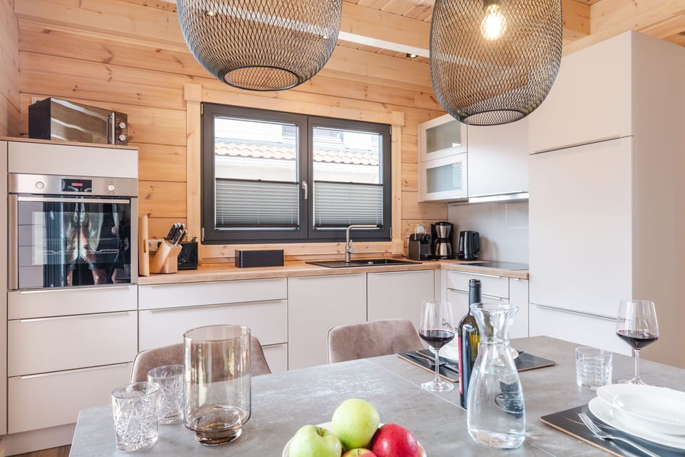 Bergwaldchalet Komfort | Private kitchen | Full-size fridge, microwave, oven, stovetop