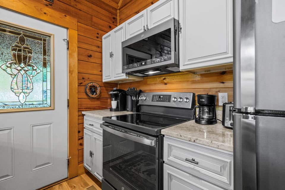 Fully equipped kitchen: cookware, dinnerware, bakeware & more