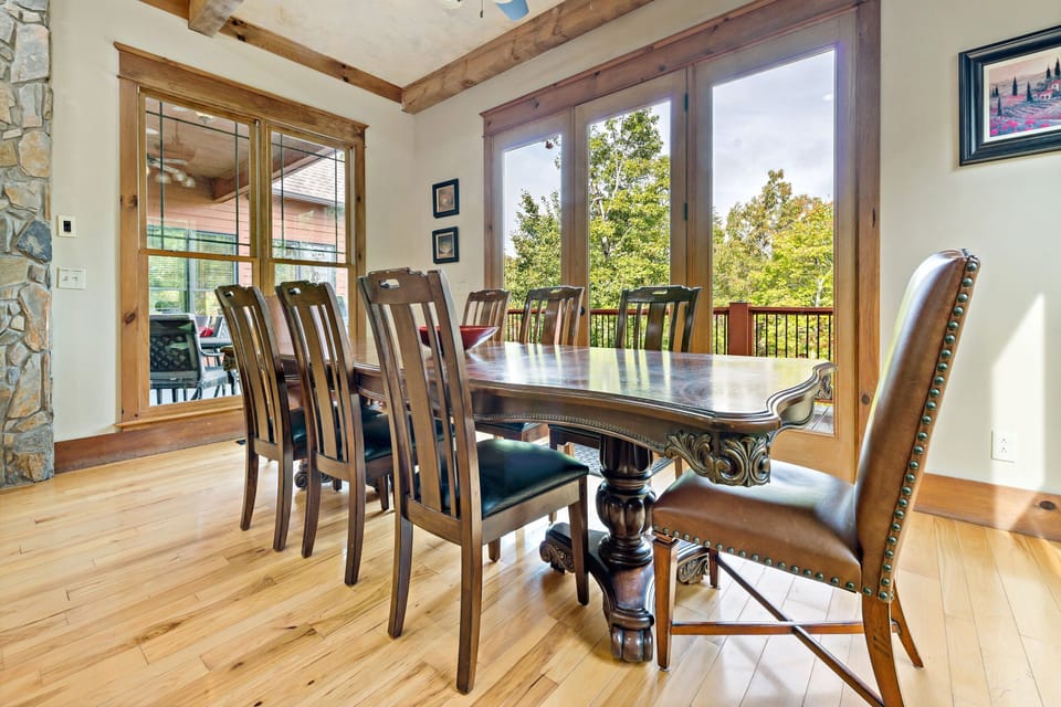 Dining area with seating for 8 and breakfast bar seating for 3