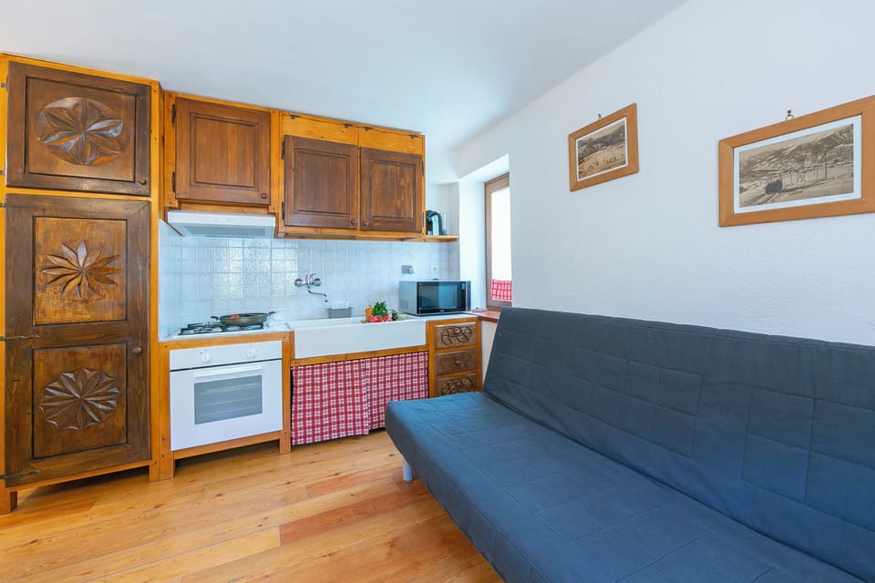 Family Apartment, Multiple Bedrooms (Miramonti 21 Ski In - Ski Out) | Living room | TV