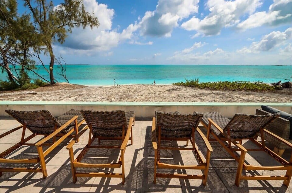 Beachfront White Palm Villa - Tar Bay House in Exuma, The Bahamas