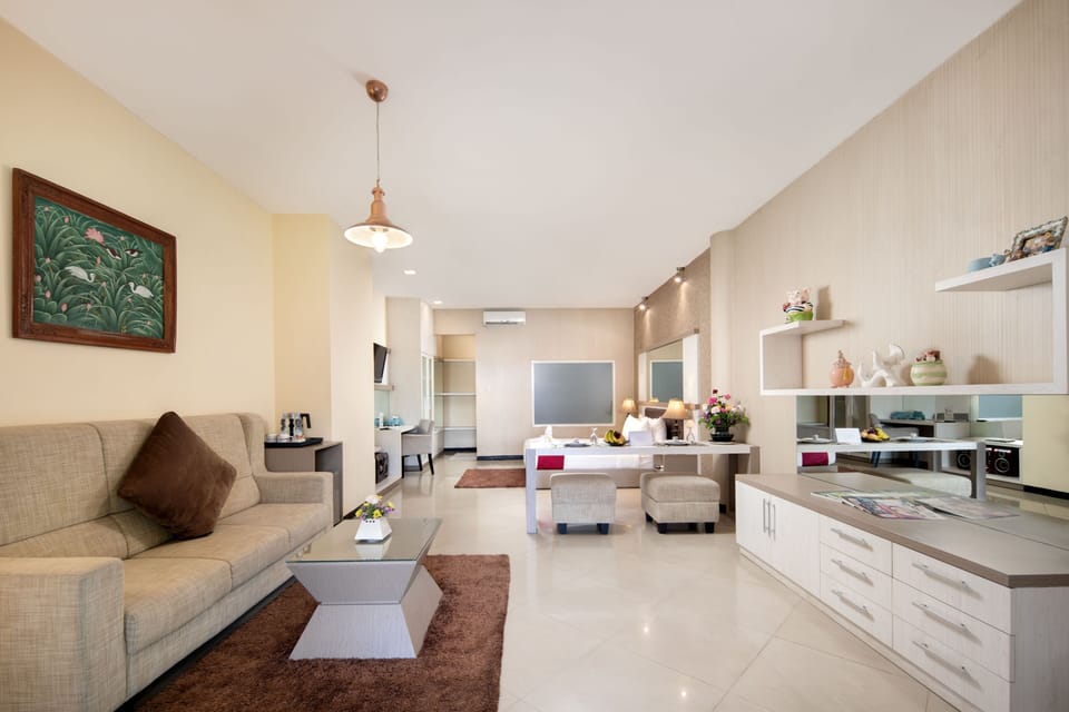 Royal Suite | Living area | 32-inch LCD TV with cable channels, TV