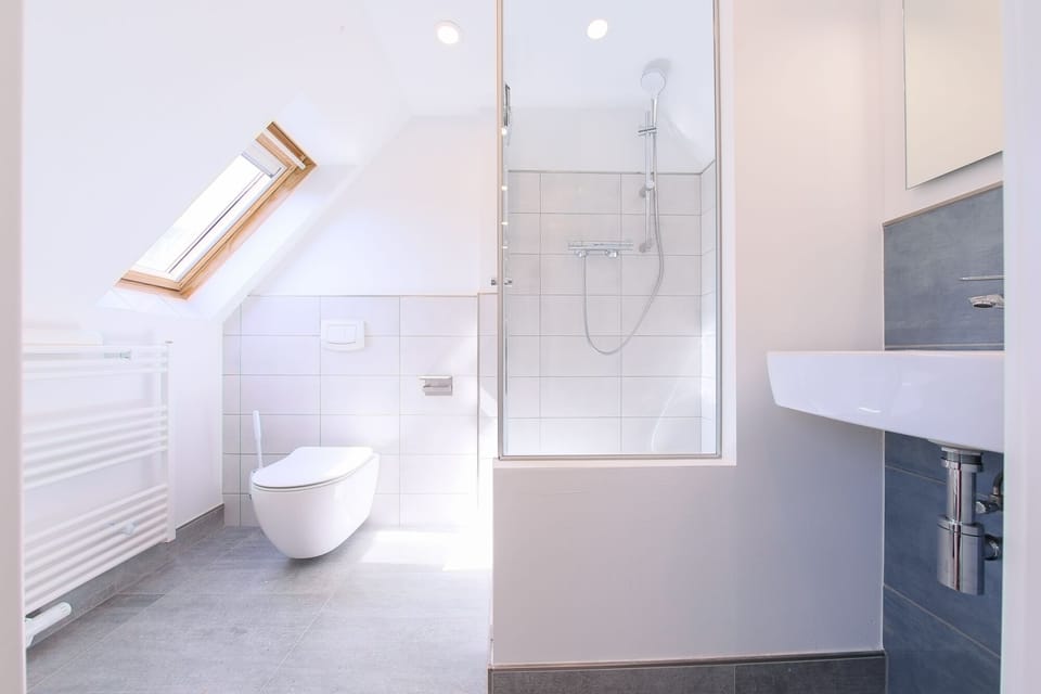Standard Single Room (9) | Bathroom | Shower, hair dryer, towels, soap