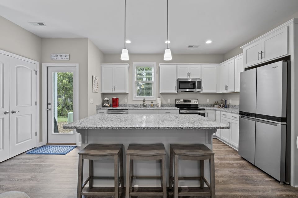 Beautiful kitchen - Extra seating at island