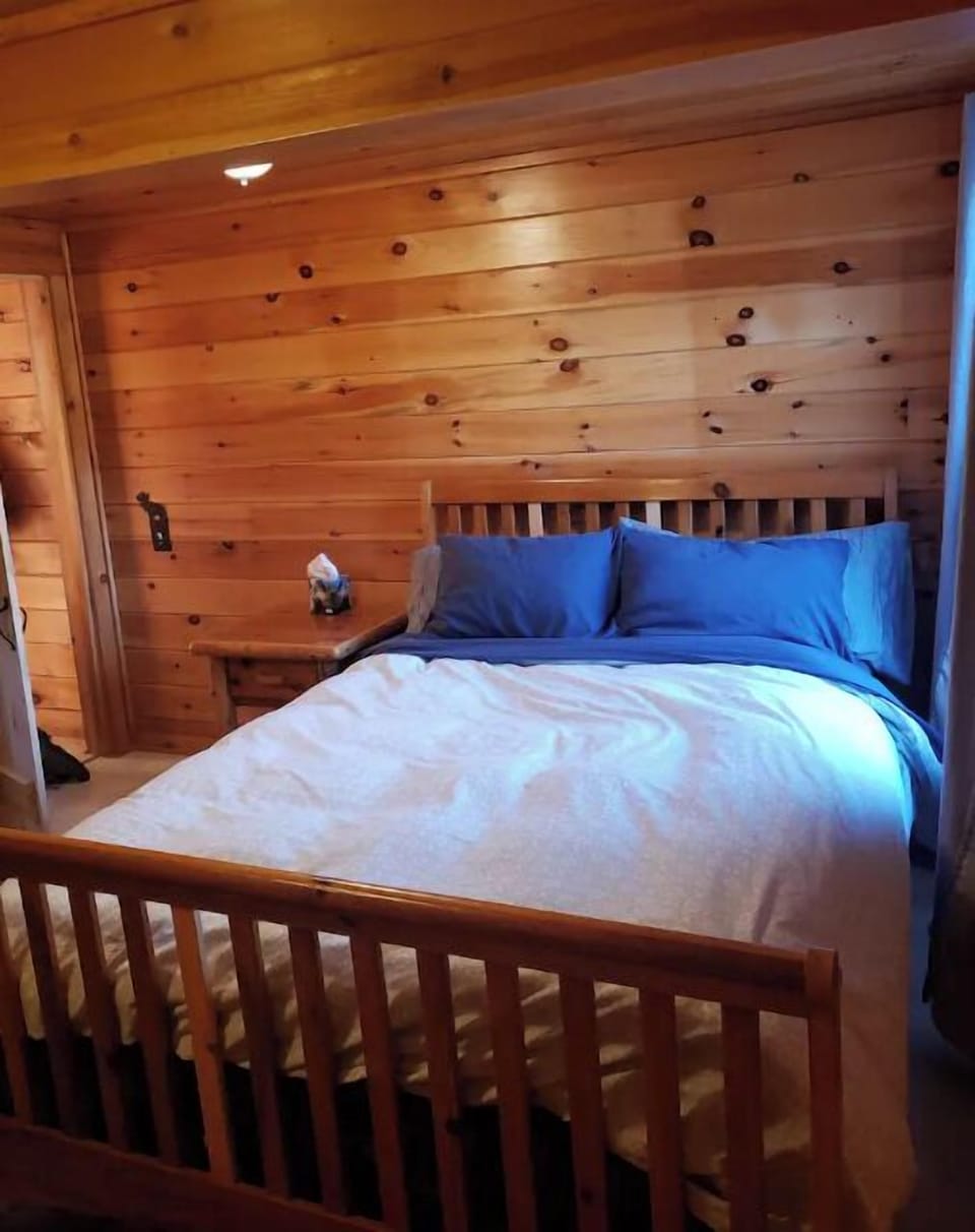Bedroom 1 queen 