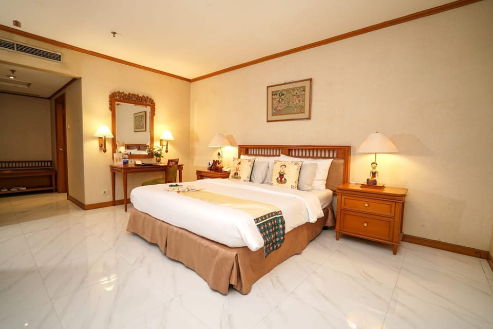 Deluxe Room | Premium bedding, minibar, desk, soundproofing