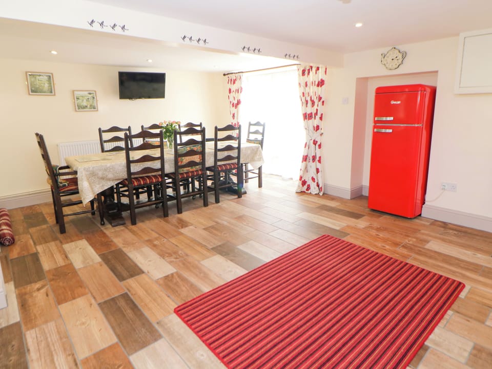 Cottage | Dining