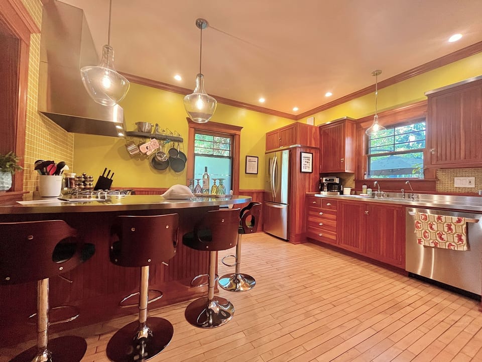 You’ll want to take full advantage of this well equipped, chef ready kitchen ✨