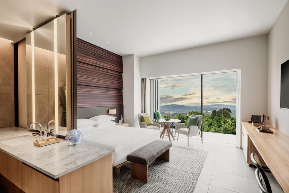 King Hill View Room | Minibar, in-room safe, individually decorated, desk