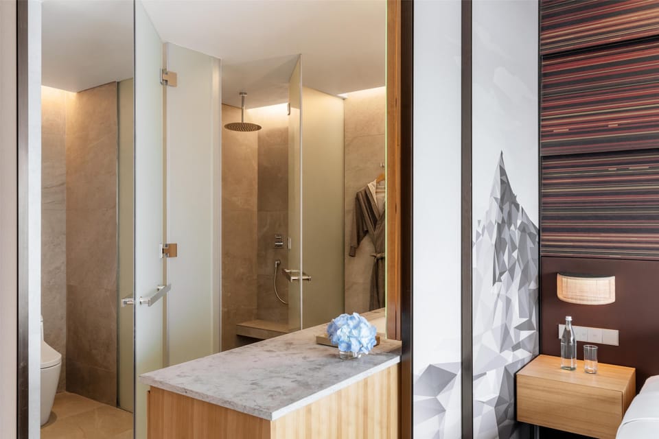 Twin Seaview Room (High Floor) | Bathroom | Shower, free toiletries, hair dryer, bathrobes