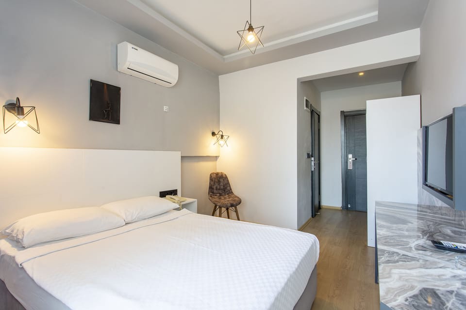 Comfort Room | Premium bedding, free minibar, desk, soundproofing