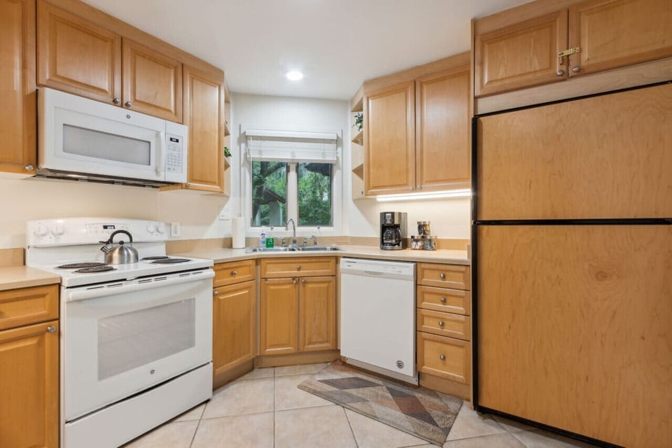 Full size oven range and refrigerator