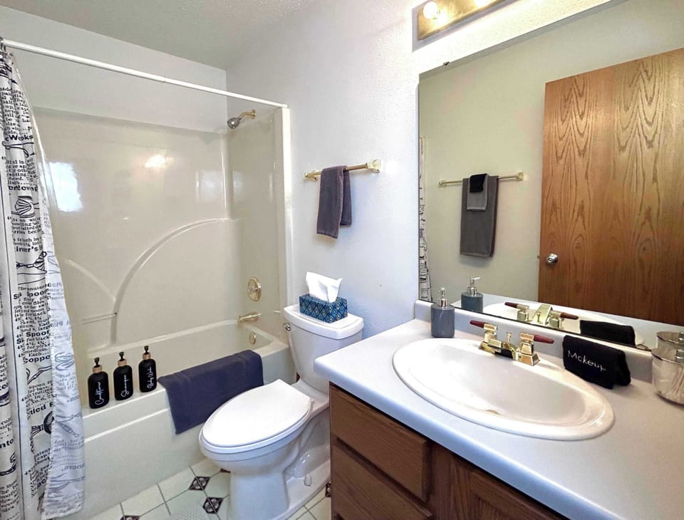 Upstairs Queen Master Bath
