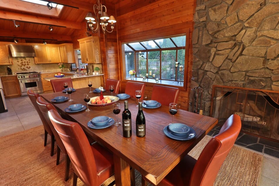 Main Floor Dining, seats 8