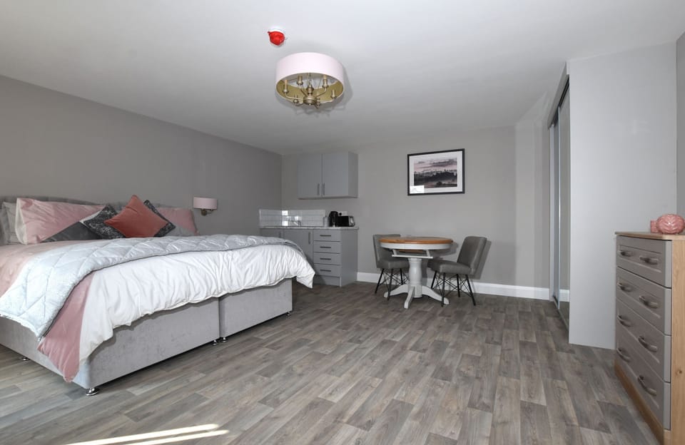 Luxury Suite, Ensuite (Ground floor suite) | Individually decorated, individually furnished, laptop workspace