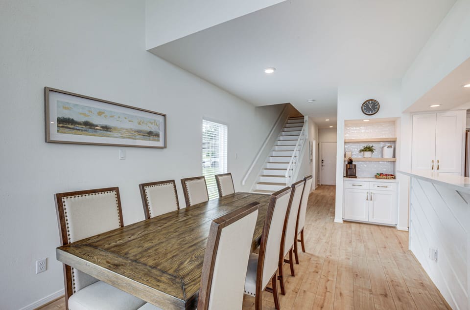 Dining Area | Dishware & Flatware Provided
