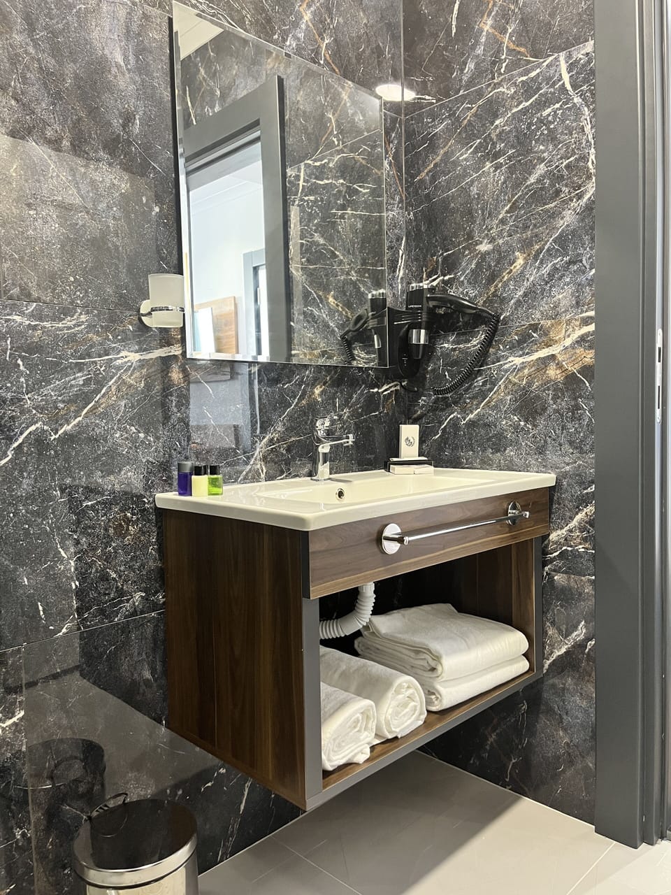Standard Suite, 1 Bedroom, Sea View | Bathroom | Shower, rainfall showerhead, free toiletries, hair dryer