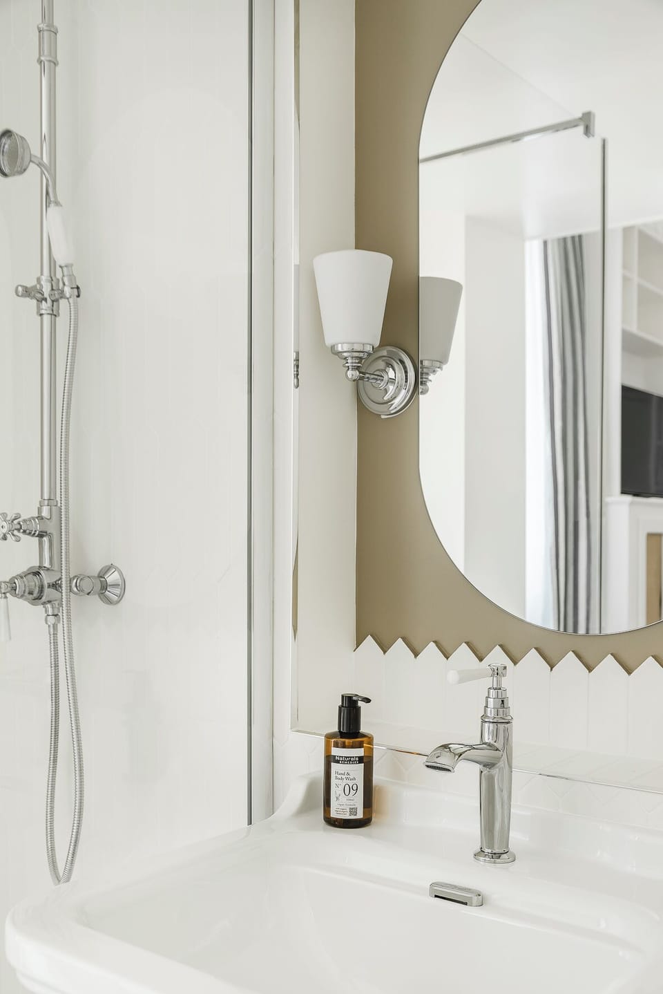 Luxe Room | Bathroom | Separate tub and shower, free toiletries, hair dryer, slippers