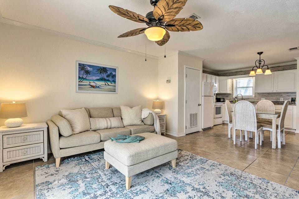 Living Room | Free WiFi | Open Concept