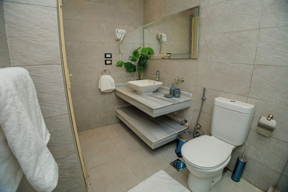 Deluxe Studio Suite | Bathroom | Deep soaking tub, hair dryer, towels