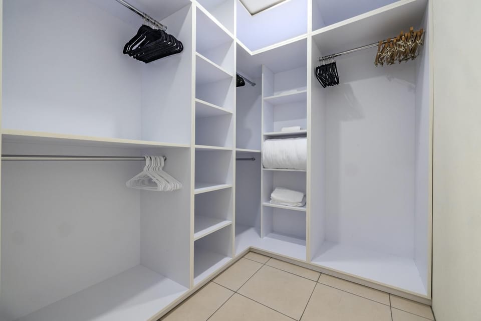 This walk-in closet will make it easier to organize and select the clothes you will wear during your vacation.
