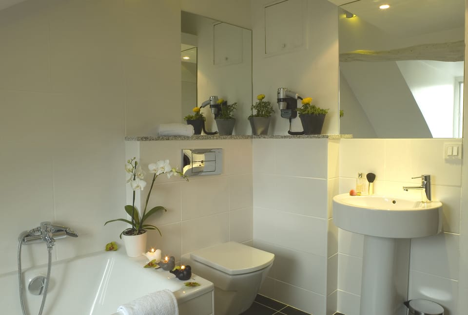 Classic Double Room | Bathroom | Combined shower/tub, hair dryer, bidet, towels