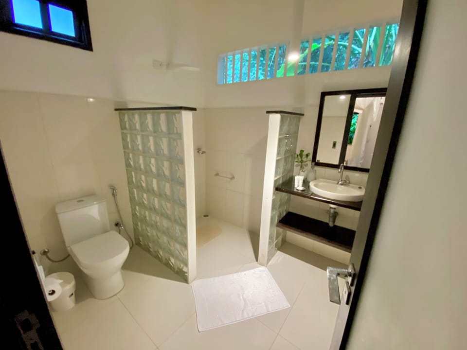 Classic Twin Room, Garden Area | Bathroom | Shower, rainfall showerhead, designer toiletries, hair dryer