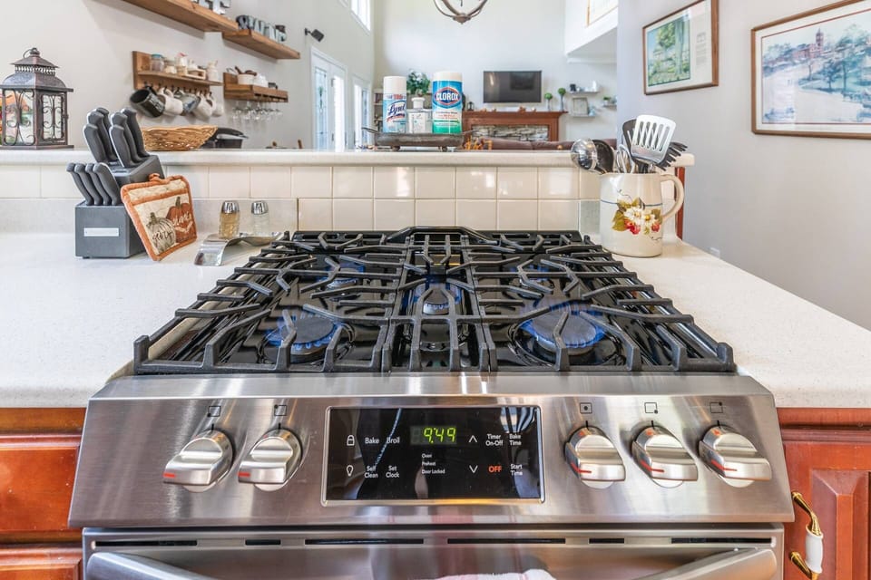 Modern appliances and supplies make lunch or dinner a breeze.