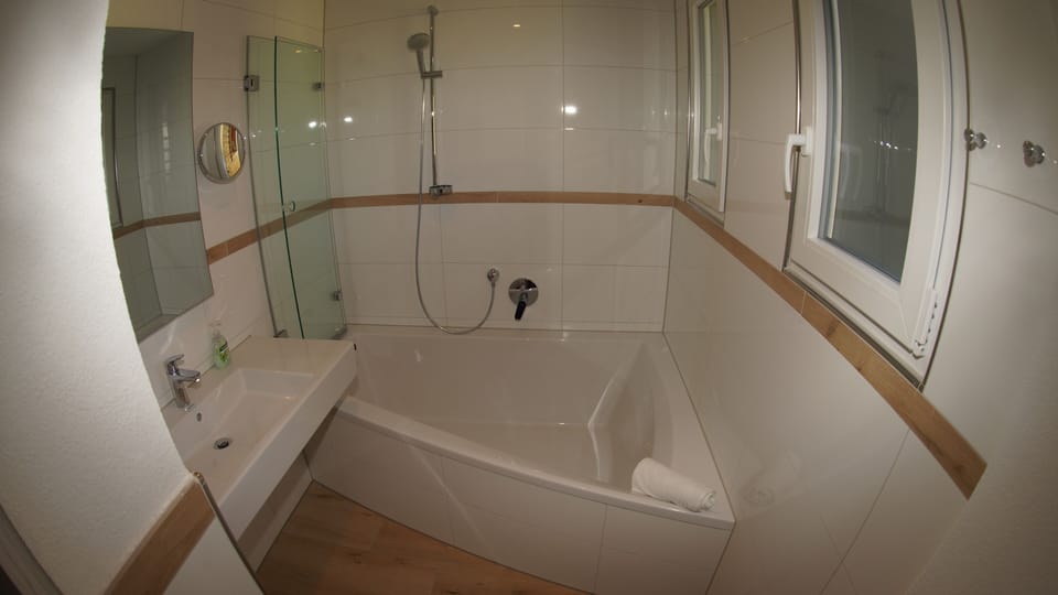 Suite | Bathroom | Free toiletries, hair dryer, towels