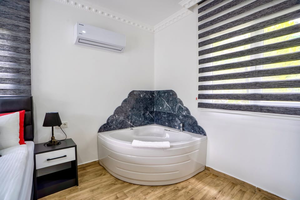 Jetted tub