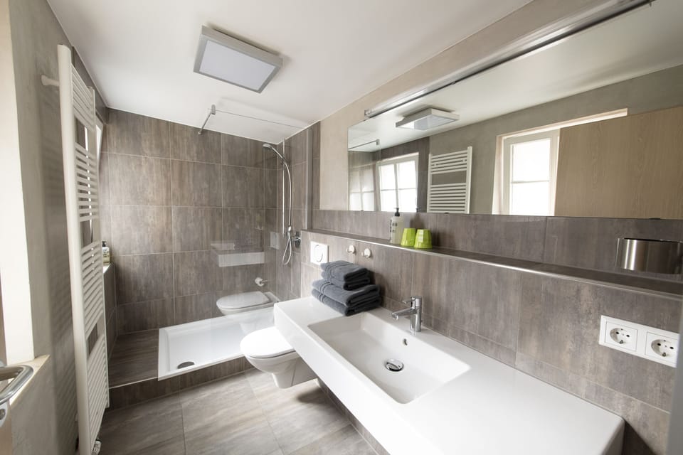 Comfort Double Room | Bathroom | Shower, hair dryer, towels