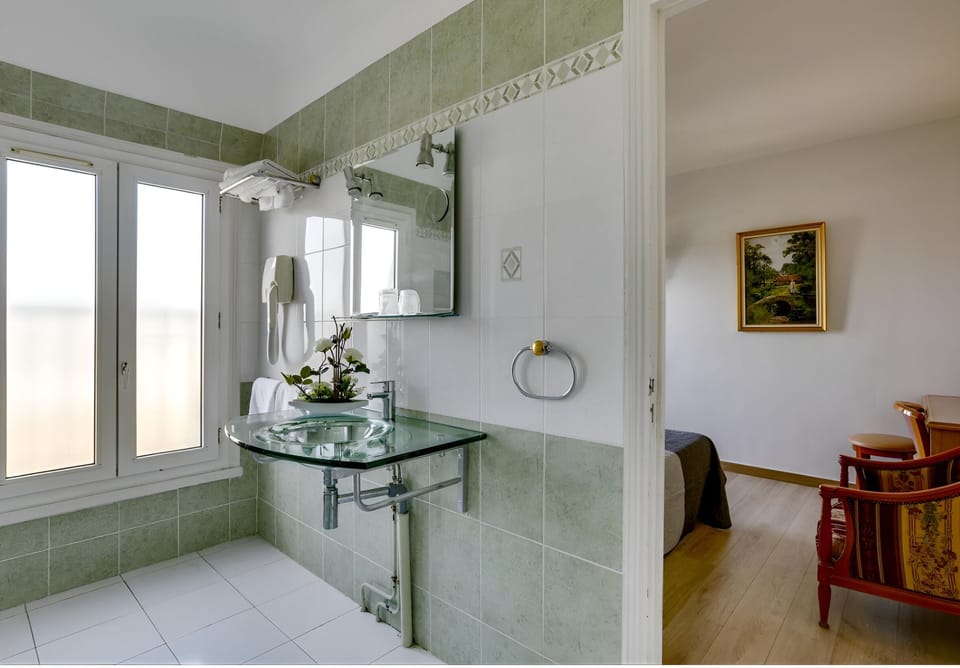 Superior Double Room | Bathroom | Free toiletries, towels