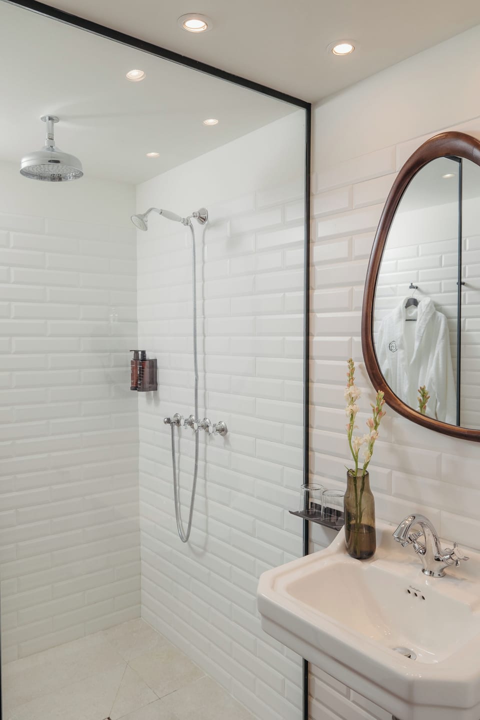 Executive Room | Bathroom | Hair dryer, towels, soap, shampoo