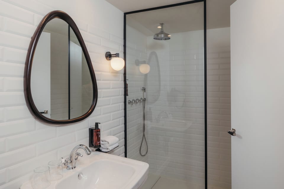 Superior Double Room, 1 Queen Bed | Bathroom | Hair dryer, towels, soap, shampoo