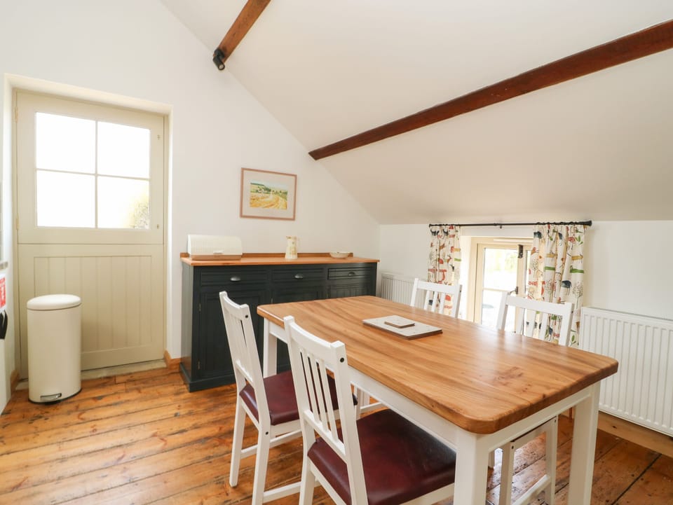 Cottage | Private kitchen | Fridge, dishwasher, toaster, cookware/dishes/utensils