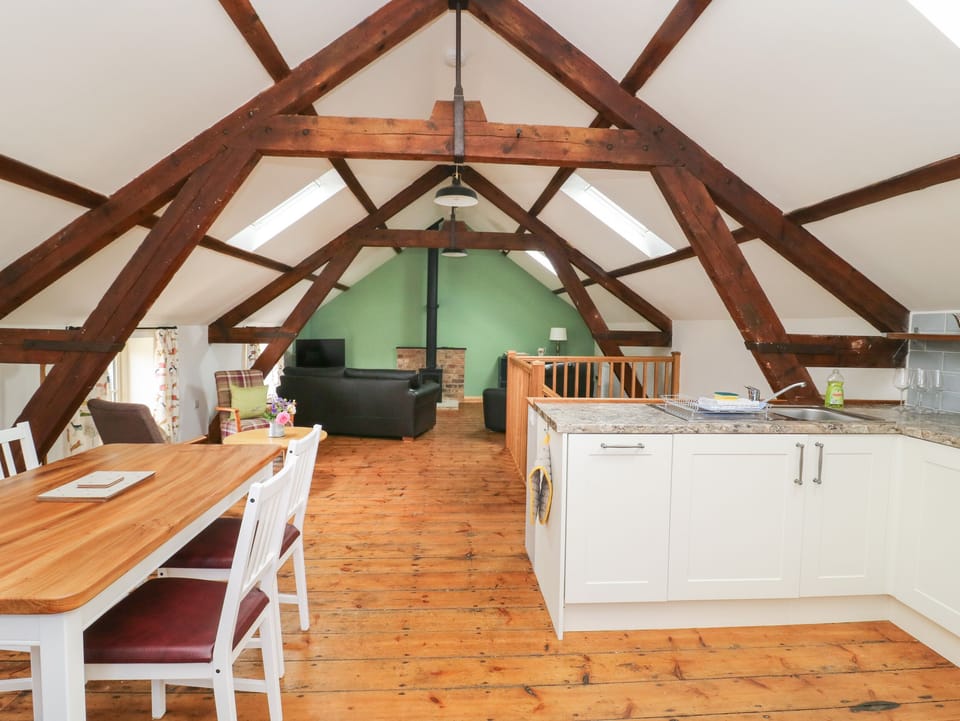 Cottage | Private kitchen | Fridge, dishwasher, toaster, cookware/dishes/utensils