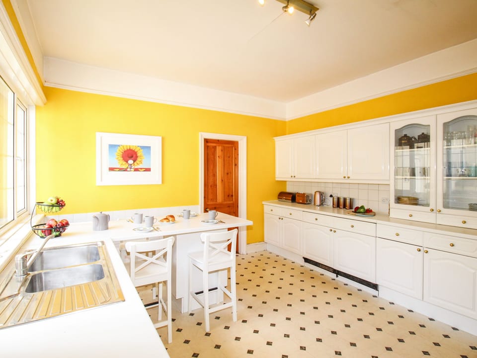 Cottage | Private kitchen | Fridge, dishwasher, electric kettle, toaster