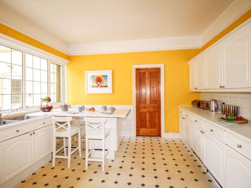 Cottage | Private kitchen | Fridge, dishwasher, electric kettle, toaster