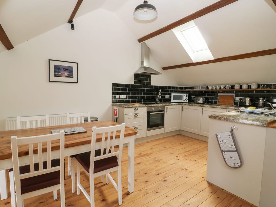 Cottage | Private kitchen | Fridge, dishwasher, electric kettle, toaster