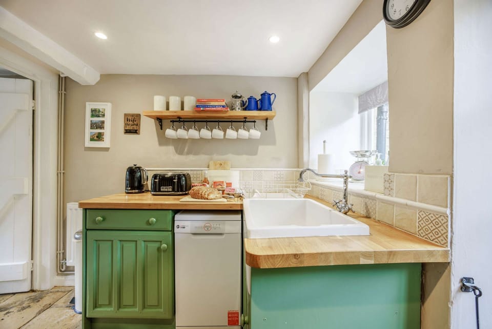 Little Mullions Kitchen - StayCotswold