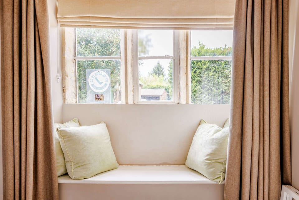 Little Mullions Bedroom - StayCotswold