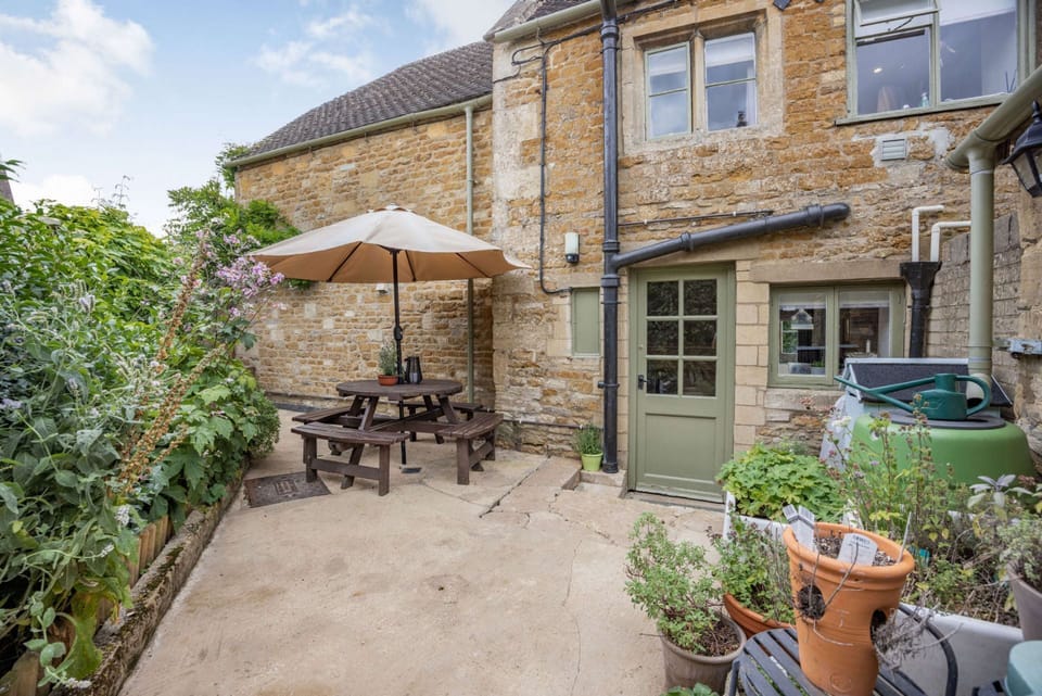 Little Mullions Garden - StayCotswold