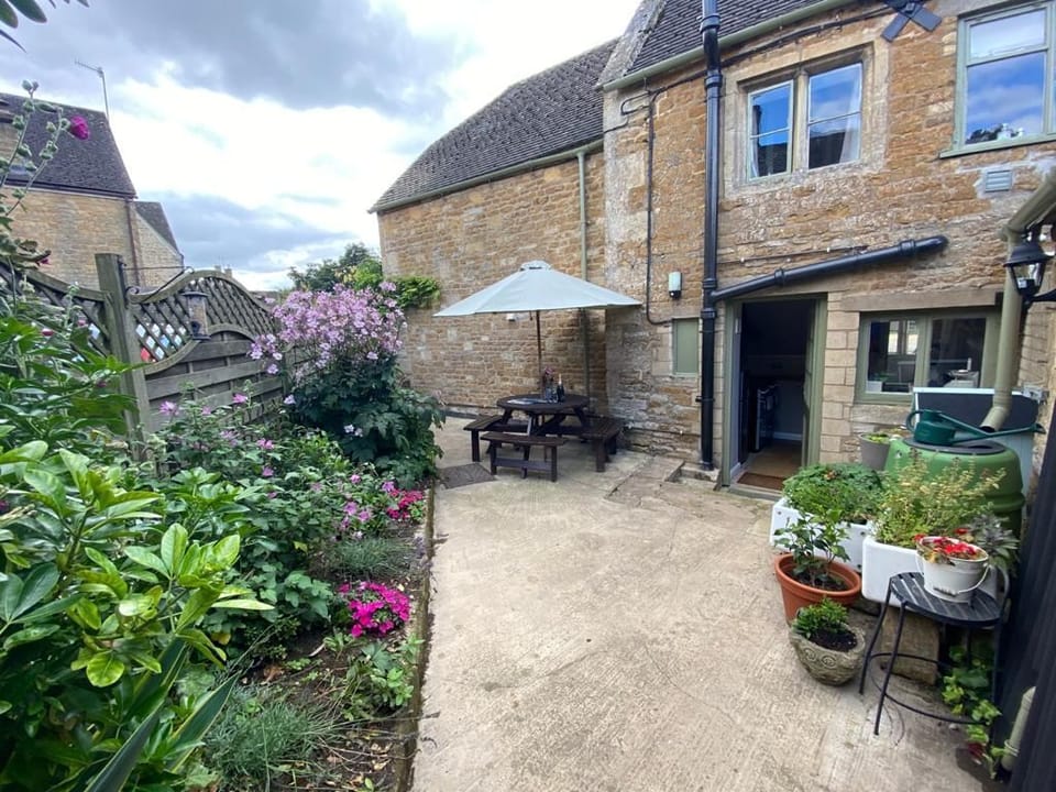 Little Mullions Garden - StayCotswold