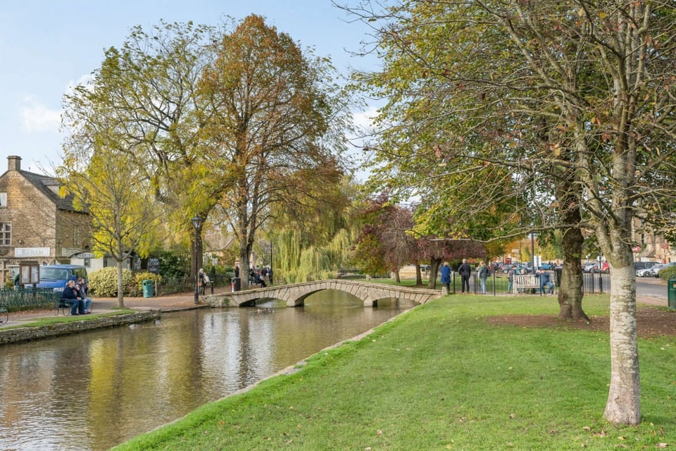 Little Mullions Master Bedroom - StayCotswold