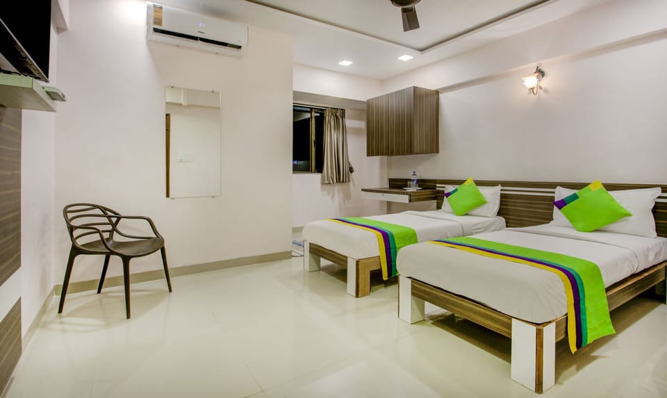 Standard Room | Desk