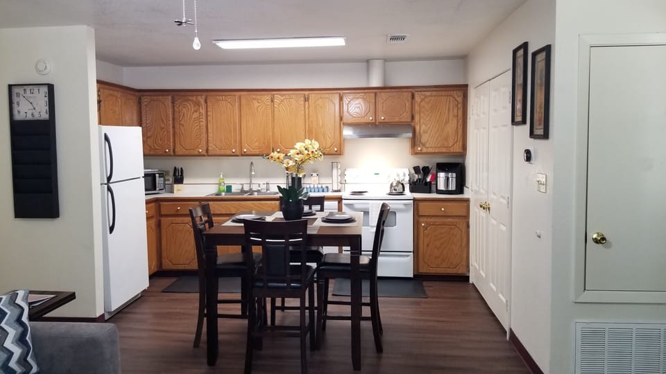 Kitchen & Dining