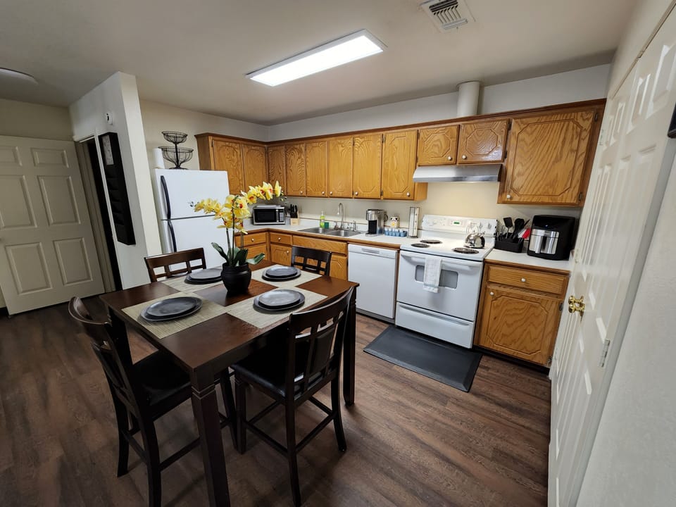 Kitchen & Dining