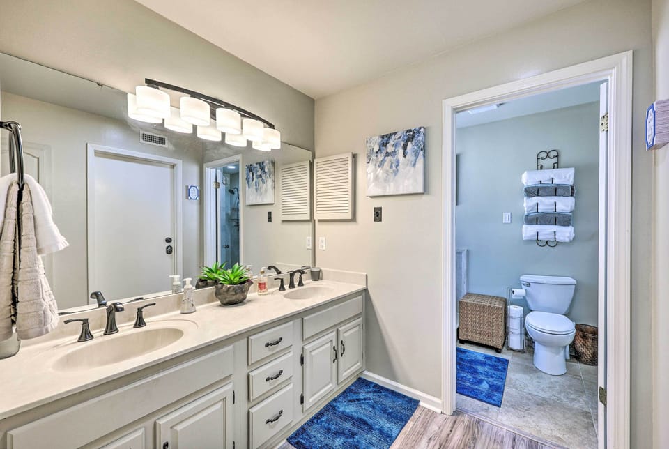 En-Suite Bathroom | Towels Provided