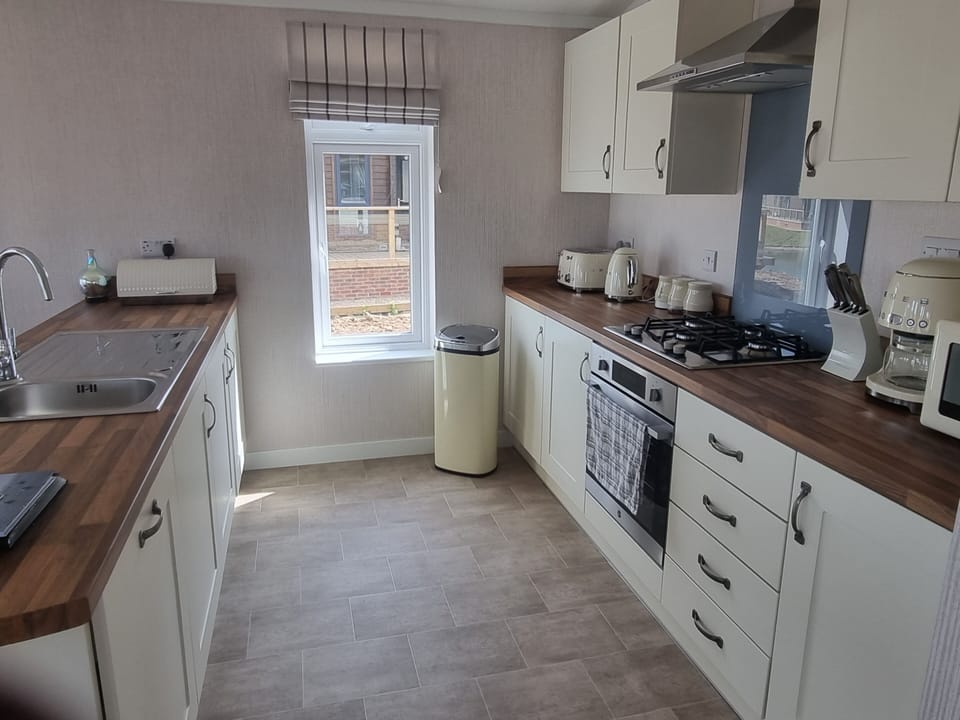 Cabin | Private kitchen | Fridge, microwave, oven, stovetop